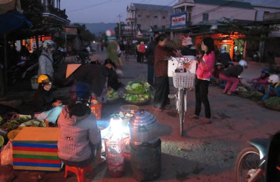 L&ecirc;n họp chợ 6 d&acirc;n tộc tại chợ phi&ecirc;n A Lưới